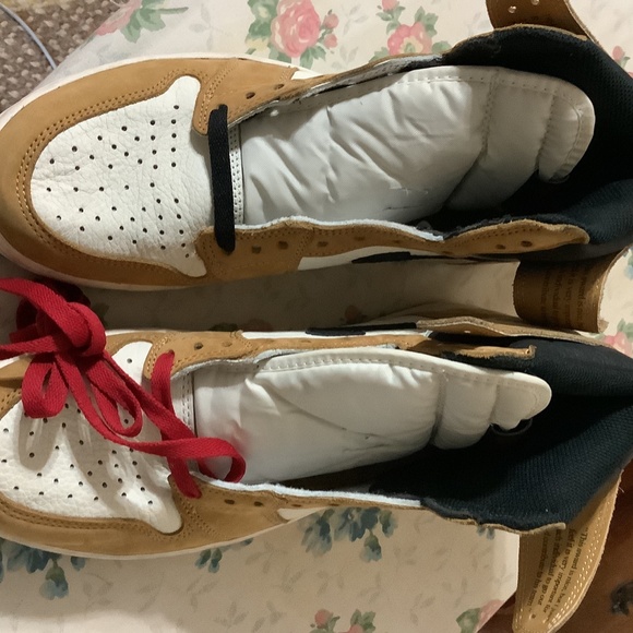 Athletic_Shoes